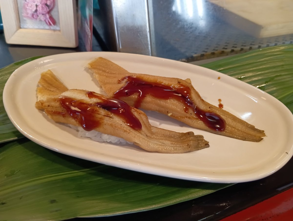 teizoh's tweet photo. 下田の老舗寿司店「幸寿司」に
先ずは沼津の辛口純米酒「白隠正宗」
サービスのインゲン胡麻和えと生姜大根漬
しらす・桜エビ・生キハダマグロ・鯛昆布〆・むつ・鯵・烏賊・ブリの「地魚寿司」
穴子とわさかん(山葵干瓢)
大将の丁寧な仕事でどれも絶品
日本酒おかわりしました https://t.co/hs7PLYkCXk