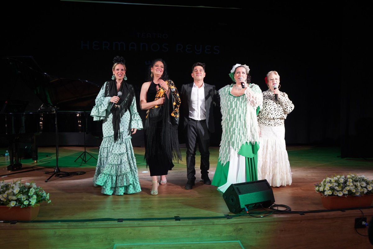 CastillejaCta's tweet image. 🥰 Las #artistas locales Yolanda Ravés, Patricia del Río, Maribel Rodríguez y Lola Salazar desplegaron su arte en un espectáculo, al que asistió la alcaldesa, Carmen Herrera, junto al delegado de #Cultura, Antonio de la Rosa, y concejale/as.
📸 👇🏻
flickr.com/gp/131622553@N…