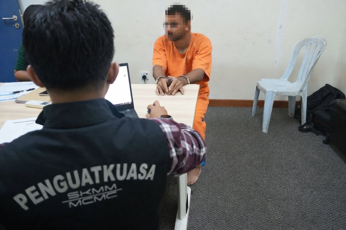 Terdesak punya pasal. Sampai warna baju pun lain. Kahkahkah! Ni lah kualiti cytro ceplos MADANI.🫵🏼😂