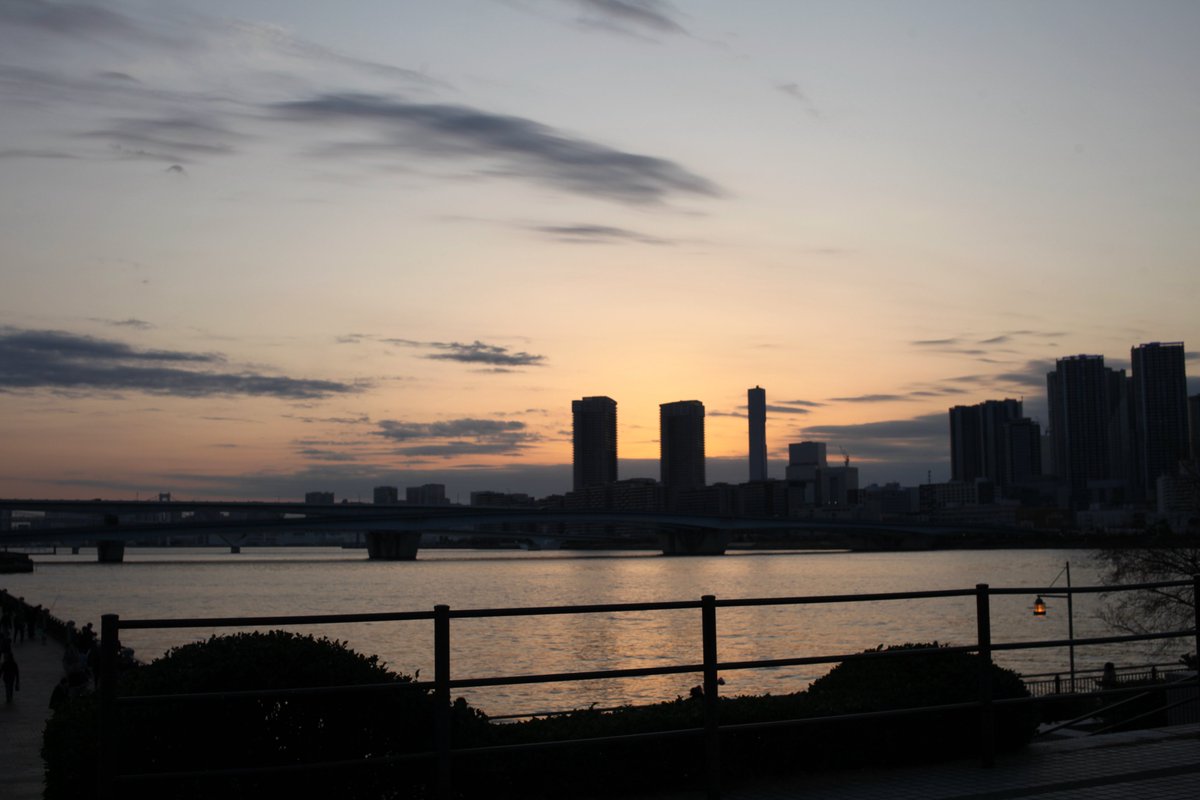 Studio_Buddies's tweet photo. “いつも見てた　夕陽はこんな早く沈むのか？”
　
Buddies考案・MV風「Buddies (English Ver.) 」本日も撮影でした。出演者も制作者も全員Buddies、いろんな方々のご協力もあり、少しずつ作品がカタチになってきています。
Today was another day of filming. With everyone—cast and crew—being Buddies, and thanks to the cooperation of many people, the project is gradually taking shape.