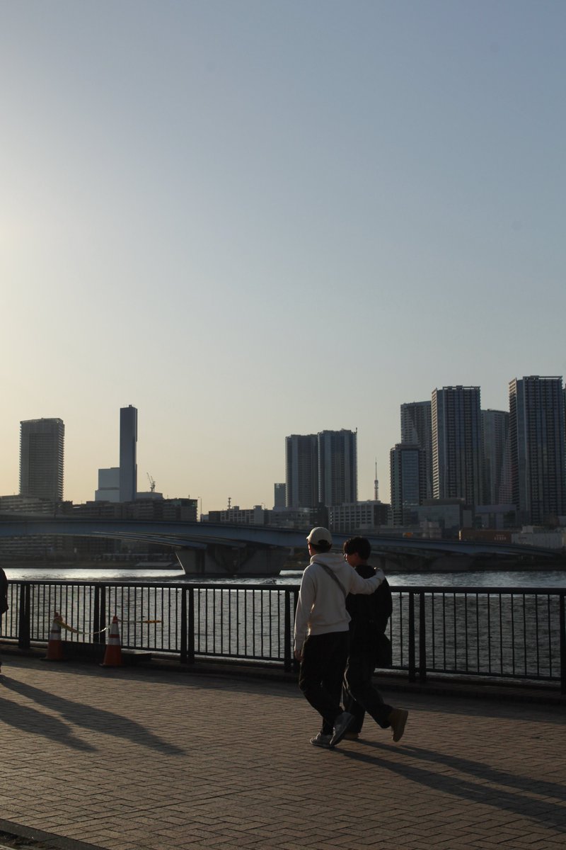 Studio_Buddies's tweet photo. “いつも見てた　夕陽はこんな早く沈むのか？”
　
Buddies考案・MV風「Buddies (English Ver.) 」本日も撮影でした。出演者も制作者も全員Buddies、いろんな方々のご協力もあり、少しずつ作品がカタチになってきています。
Today was another day of filming. With everyone—cast and crew—being Buddies, and thanks to the cooperation of many people, the project is gradually taking shape.