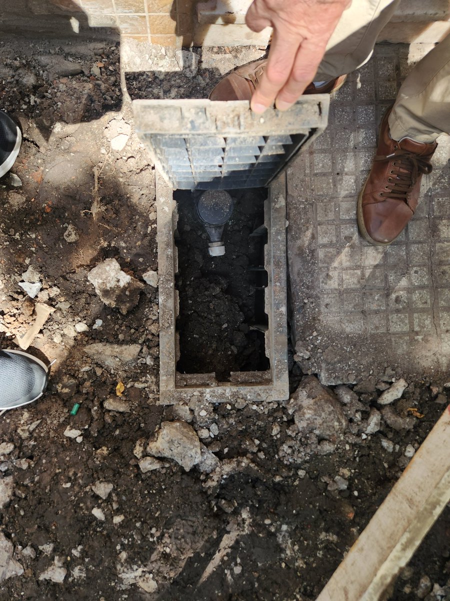 AbcAsdters's tweet photo. @AySA_Oficial Llavallol y nogoya, CABA  @OficialEdesur rompio un caño de agua y nos dejos sin agua dedes el viernes, reclamamos a @AySA_Oficial hace 48hs y ni se acercaron a mirar una verguenza @radiomitre  @todonoticias @telefenoticias https://t.co/MhfPBT6tuF