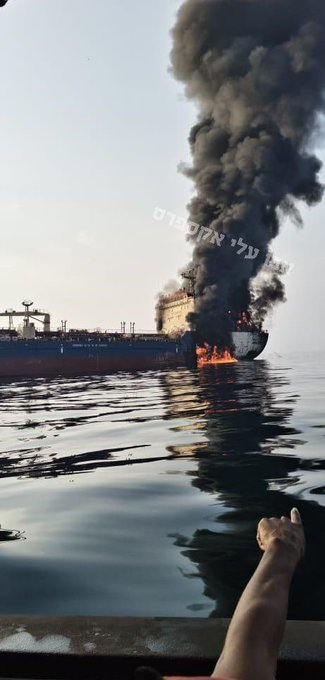 kssevindik's tweet image. Uyarıları dikkate almayıp Hürmüz Boğazını geçmeye çalışan Sky Light adlı tanker Devrim Muhafızlarınca vuruldu.

İran Cumhurbaşkanı Pezeşkiyan Türkiye İran
Hamaney Güney Kıbrıs Tahran IrakPegasus
Genelkurmay Başkanıİran Devlet Televizyonu
#SavaşaHayır