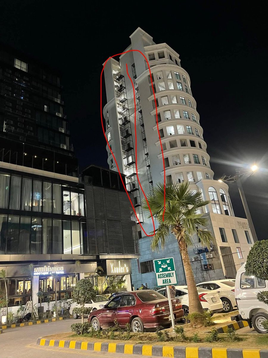 یہ ہوتا ہے بہترین سیفٹی میئرمنٹ اینڈ پری کاشن
اسلام آباد نیو بلیو ایریا کی ایک بلڈنگ۔جہاں ایمرجینسی حالات سے نمٹنے کے لیے ہر فلور کے دونوں طرف ایمرجینسی ایگزٹ دیا گیا ہے۔یہ ہوتی ہے انسانی جان کی قیمت کہ اس کے بارے میں اسے کچھ ہونے سے پہلے سوچا جائے نہ کہ ہو جانے کے بعد.