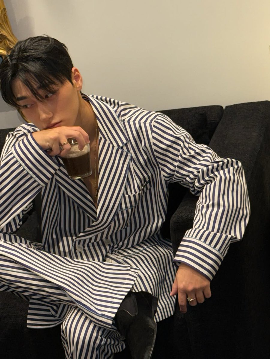 ATEEZUD's tweet photo. [📷] 260301 IG: SAN

"꾸러미

@/dolcegabbana
#/DGFW26 #/DolceGabbana #돌체앤가바나" 

#CHOISAN #DGXSAN 
#DOLCEGABBANA #DGFW26  
@DolceGabbana @ATEEZofficial
https://t.co/IDOhth5gAP https://t.co/L8GbJ4Pvd8
