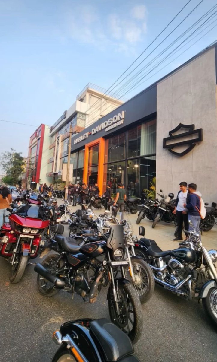 bengalurupost1's tweet photo. Thrilling Founders Day Ride alert! 🚀 🏍️

Over 90 Garden City Harley-Davidson bikes roared through Bengaluru from Garden City dealership Koramangala via Indiranagar, KR Puram, Marathahalli, Old Airport Rd, and Richmond Rd to gather at UB City’s Hotel Marriott on Vittal Mallya Rd. What a ride! 🏍️💨 

#HarleyDavidson 
#GardencityHD
#BengaluruRides #FoundersDay