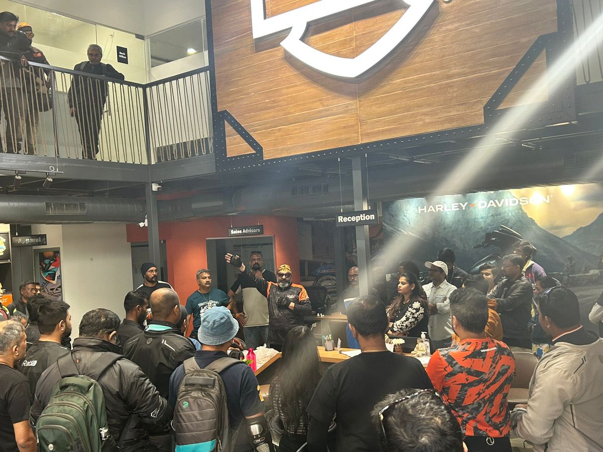 bengalurupost1's tweet photo. Thrilling Founders Day Ride alert! 🚀 🏍️

Over 90 Garden City Harley-Davidson bikes roared through Bengaluru from Garden City dealership Koramangala via Indiranagar, KR Puram, Marathahalli, Old Airport Rd, and Richmond Rd to gather at UB City’s Hotel Marriott on Vittal Mallya Rd. What a ride! 🏍️💨 

#HarleyDavidson 
#GardencityHD
#BengaluruRides #FoundersDay
