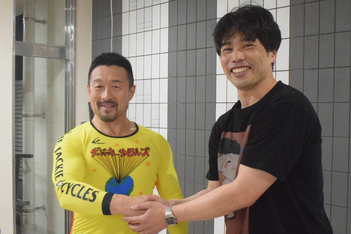 sponichikeirin's tweet photo. 【#久留米競輪 戸上守杯×ＨＰＣＪＣ 初日】

初日特選１２Ｒは岩本俊介が後藤大輝を相手に突っ張り先行

#佐藤慎太郎 が差し切って節目の通算５００勝を達成した

昨年１２月の海老根恵太以来、史上７２人目、男子では６６人目の大記録達成だ

「通過点ではありますけど節目ですし。岩本が５００勝をプレゼントしてくれる走りをしてくれて、自分もそれに応えた仕事をした上での結果。いいレースだったと思います。ＦⅠ戦とはいえ、今はどのグレードを走ってもレベルが高いので。もう半年くらい引っ張って、前の選手に頑張ってもらえば良かったかな。５９９勝の時にそれを使います」

慎太郎節で笑わせた

「これからも一戦一戦、積み重ねていくだけですね」

岩本も「今まで散々迷惑をかけてきた。こういう場に立ち会えて選手冥利（みょうり）に尽きます」と笑顔

最後は「５００ＷＩＮＳ　ＵＲＡＹＡＭＡ」と書かれたＴシャツを着た #川口満宏 が偶然通りかかって記念撮影