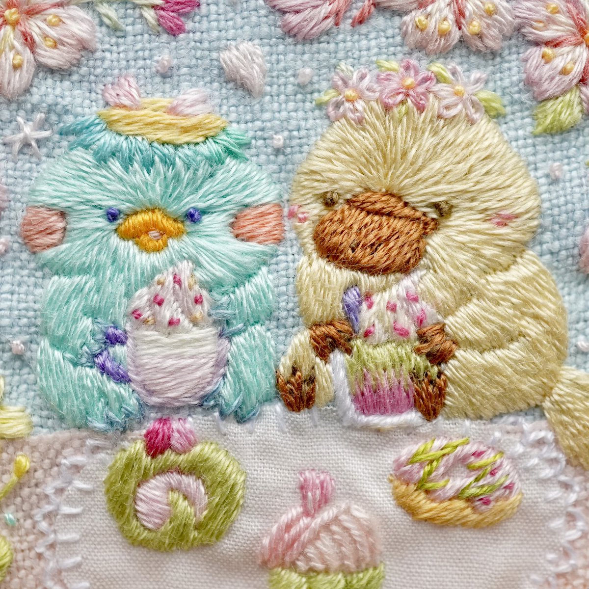 mohachan2's tweet photo. カッパちゃんとカモノハシ刺繍🐸🦫
桜のお花と菜の花に囲まれて、春限定の抹茶×桜、イチゴのスイーツを楽しむ様子の作品が完成しました🩵

期間限定、数量限定スイーツには目がない2匹です🤭

こちら次5/16.17 「ミニチュア極小技巧展2026」で展示、販売いたします🤗 https://t.co/kIyDpmqhl5