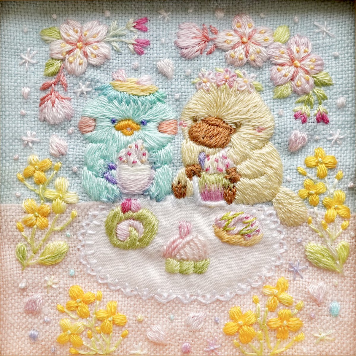 mohachan2's tweet photo. カッパちゃんとカモノハシ刺繍🐸🦫
桜のお花と菜の花に囲まれて、春限定の抹茶×桜、イチゴのスイーツを楽しむ様子の作品が完成しました🩵

期間限定、数量限定スイーツには目がない2匹です🤭

こちら次5/16.17 「ミニチュア極小技巧展2026」で展示、販売いたします🤗 https://t.co/kIyDpmqhl5