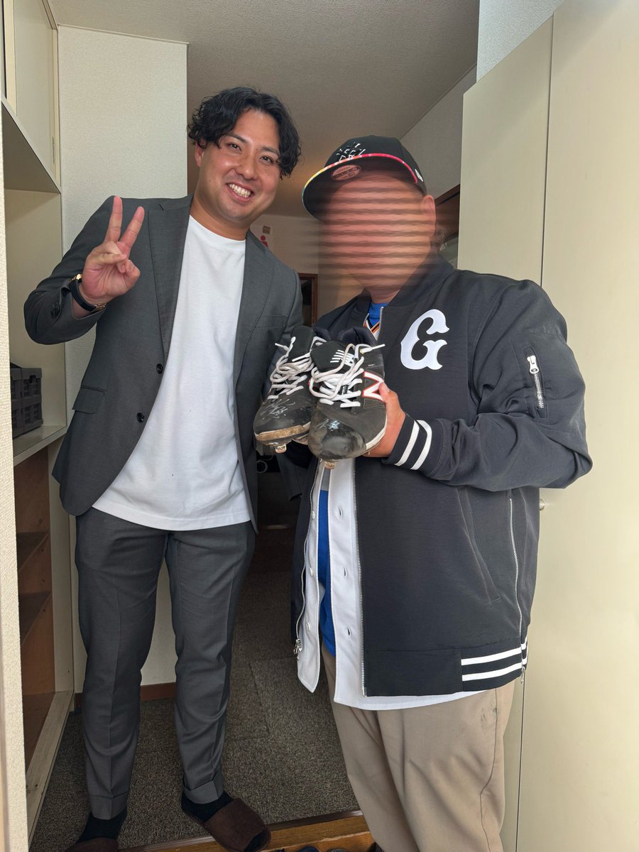 nobu24_26's tweet photo. 最高の1日でした…☺️

いまむーから何度も名前呼んで頂いて…

クイズ大会も勝ち上がりサイン色紙も頂き…

そして何よりも！同じ誕生日の、プレゼント交換として！

楽屋までお招き頂いて、スパイクを頂きました🥺

本当に本当に宝物です、ありがとうございます😭大切にします😭

#今村信貴 https://t.co/yDC8fqBX3S