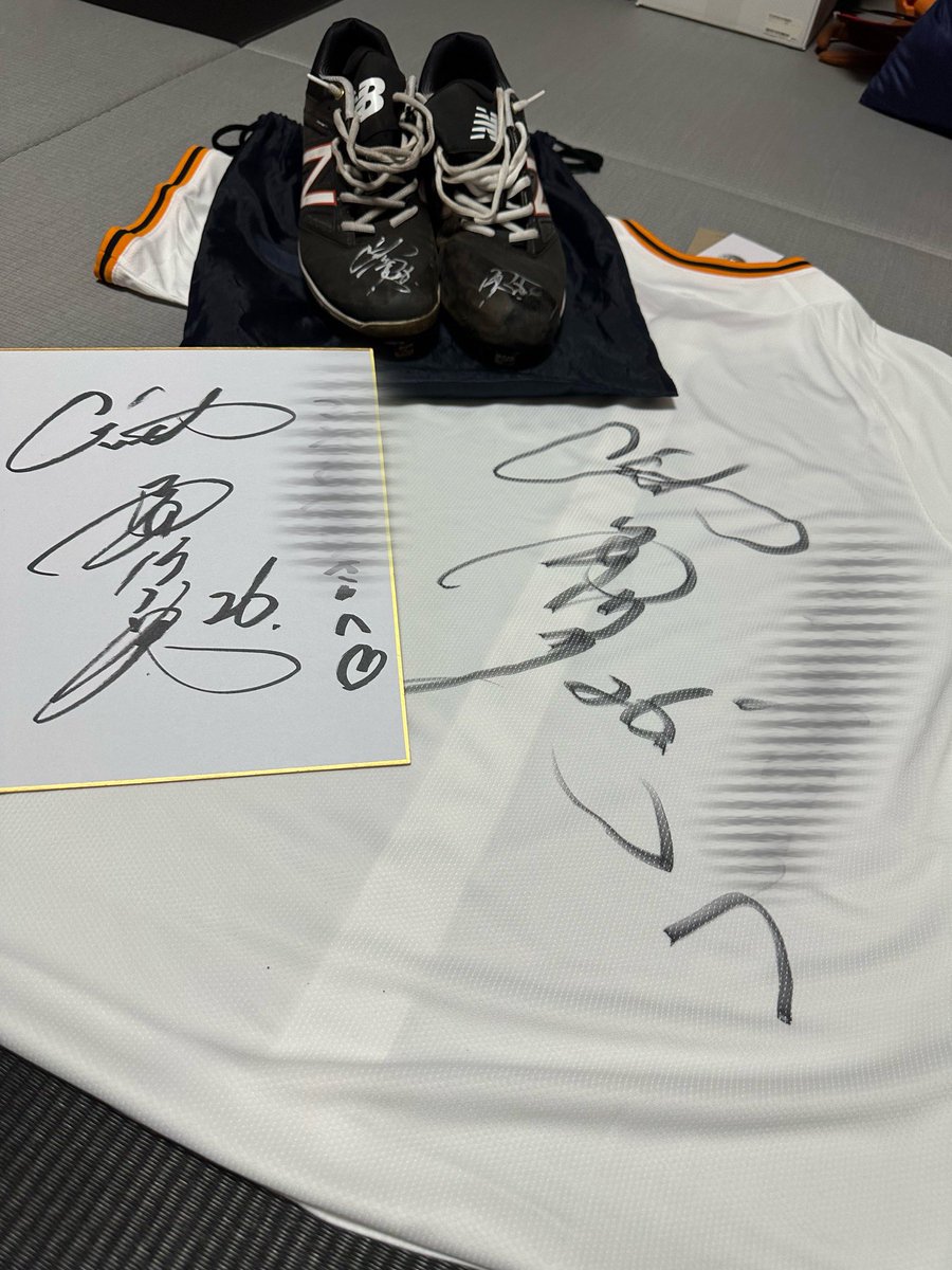 nobu24_26's tweet photo. 最高の1日でした…☺️

いまむーから何度も名前呼んで頂いて…

クイズ大会も勝ち上がりサイン色紙も頂き…

そして何よりも！同じ誕生日の、プレゼント交換として！

楽屋までお招き頂いて、スパイクを頂きました🥺

本当に本当に宝物です、ありがとうございます😭大切にします😭

#今村信貴 https://t.co/yDC8fqBX3S