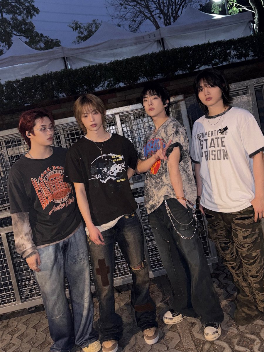DragonPony_'s tweet photo. Dragon Pony (드래곤포니) in <EMERGE FEST 2026>

다시 만난 EMERGE FEST❣️
여러분 덕분에 더 뜨겁게 달릴 수 있었습니다!🏃‍♂️

🎼 SET LIST 

01. Summerless Dream
02. Waste 
03. 모스부호 
04. 지구소년
05. Pity Punk
06. 꼬리를 먹는 뱀 
07. 但 (Damn)  (Cover) 
08. 이타심 (To. Nosy Boy)
09. Not Out 
10. POP UP

#DragonPony #드래곤포니
#EMERGEFEST #EMRG2026