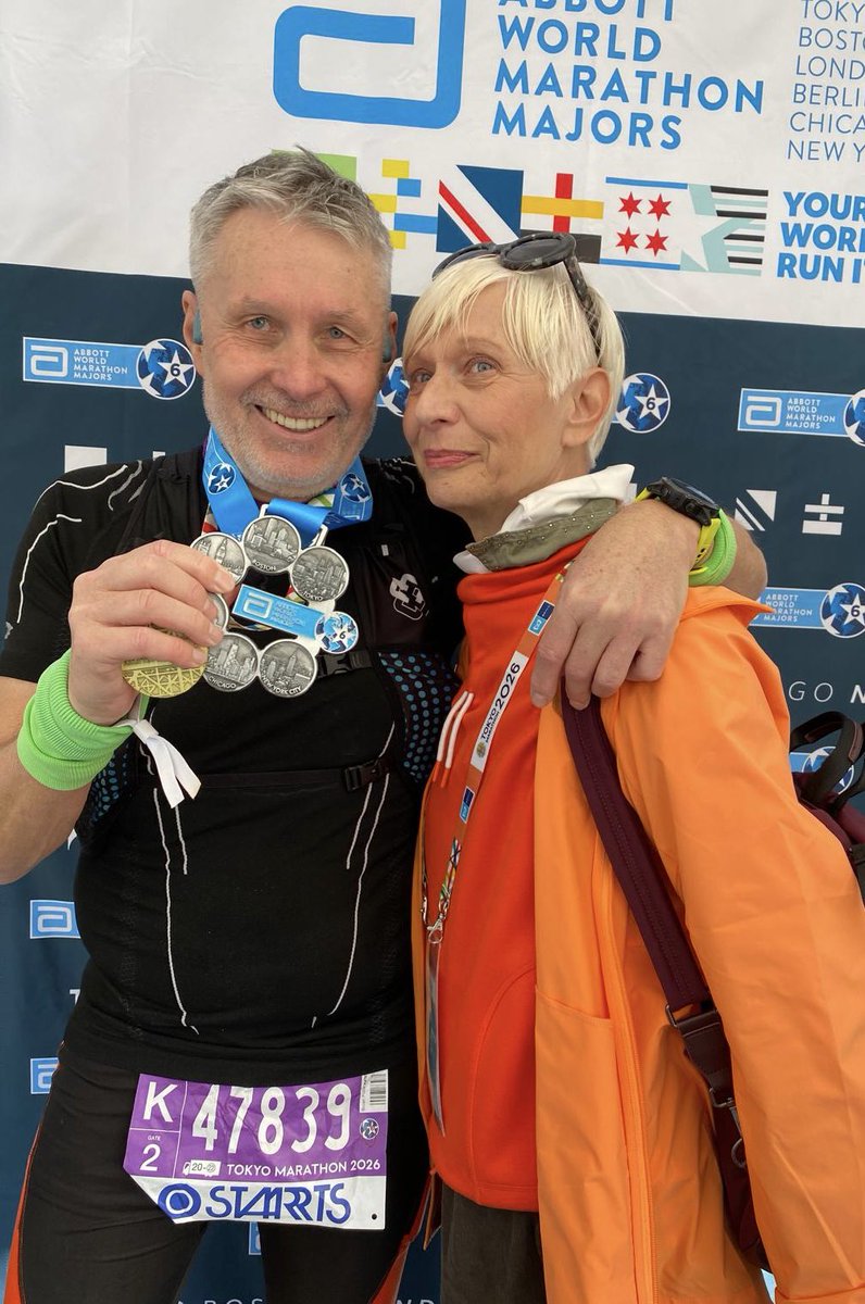 Za menoj je #TokyoMarathon2026. Poleg današnje medalje dobil tudi paket medalj za vseh 6 pretečenih majorjev (Berlin, New York, Chicago, London, Boston in Tokio - slika desno z navijačico in akreditirano novinarko <a href="/paradaplesa/">Barbara Drnac</a>), kar velja za sveti gral vsakega maratonca. Bilo je
