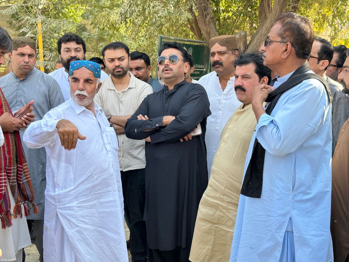 ZuaidJunejo1's tweet photo. Mayor Hyderabad Mr @KashifShoroPPP inspected the ongoing road works from Jail Zubaida College Road to Gulistan-e-Fatima Housing Society and directed timely, quality completion for public convenience.
#HMCWorks https://t.co/5zHJm29T5K