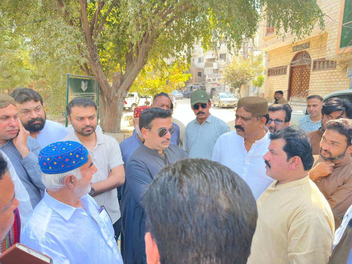 ZuaidJunejo1's tweet photo. Mayor Hyderabad Mr @KashifShoroPPP inspected the ongoing road works from Jail Zubaida College Road to Gulistan-e-Fatima Housing Society and directed timely, quality completion for public convenience.
#HMCWorks https://t.co/5zHJm29T5K
