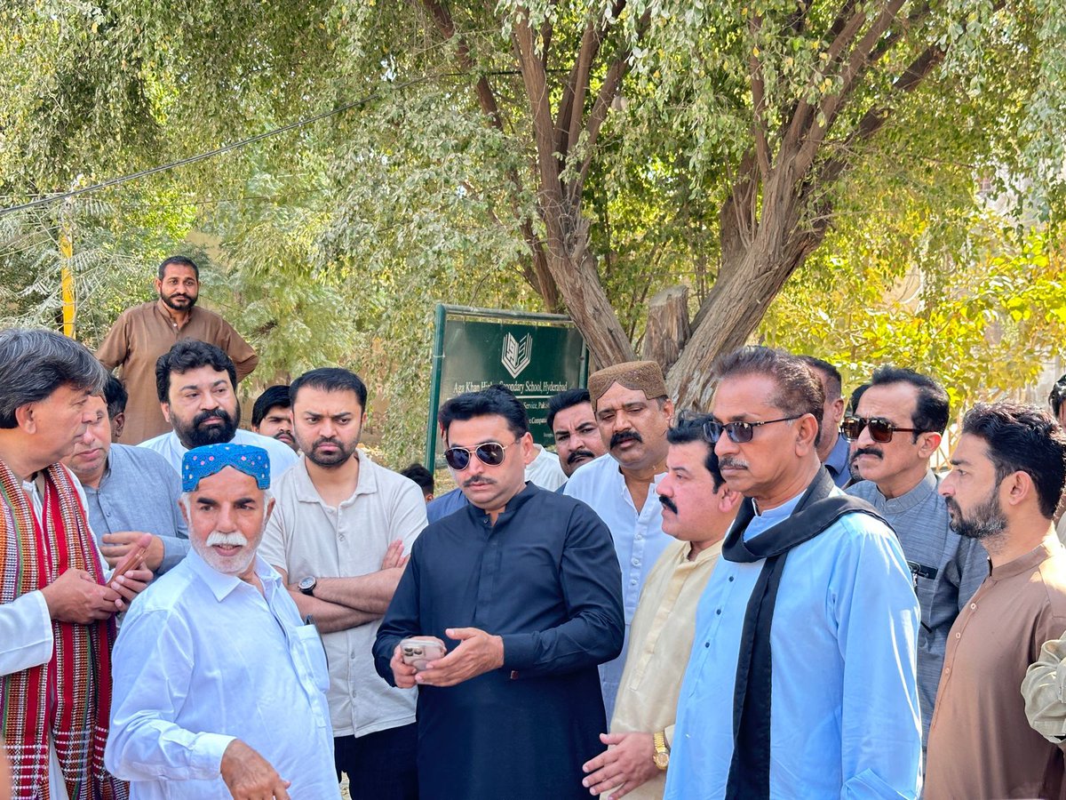 ZuaidJunejo1's tweet photo. Mayor Hyderabad Mr @KashifShoroPPP inspected the ongoing road works from Jail Zubaida College Road to Gulistan-e-Fatima Housing Society and directed timely, quality completion for public convenience.
#HMCWorks https://t.co/5zHJm29T5K