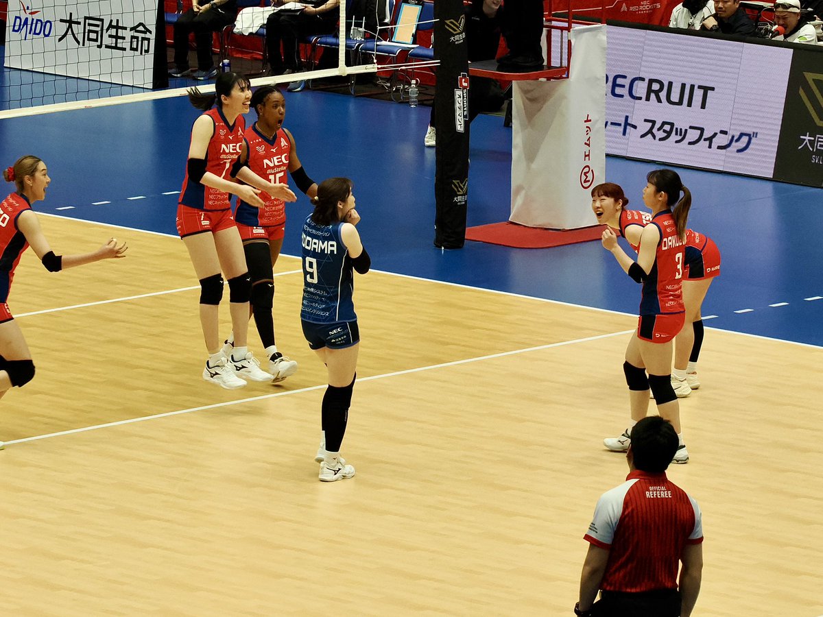 大工園選手によるサービスエースの直後 皆んなの驚きと喜びの顔 当の