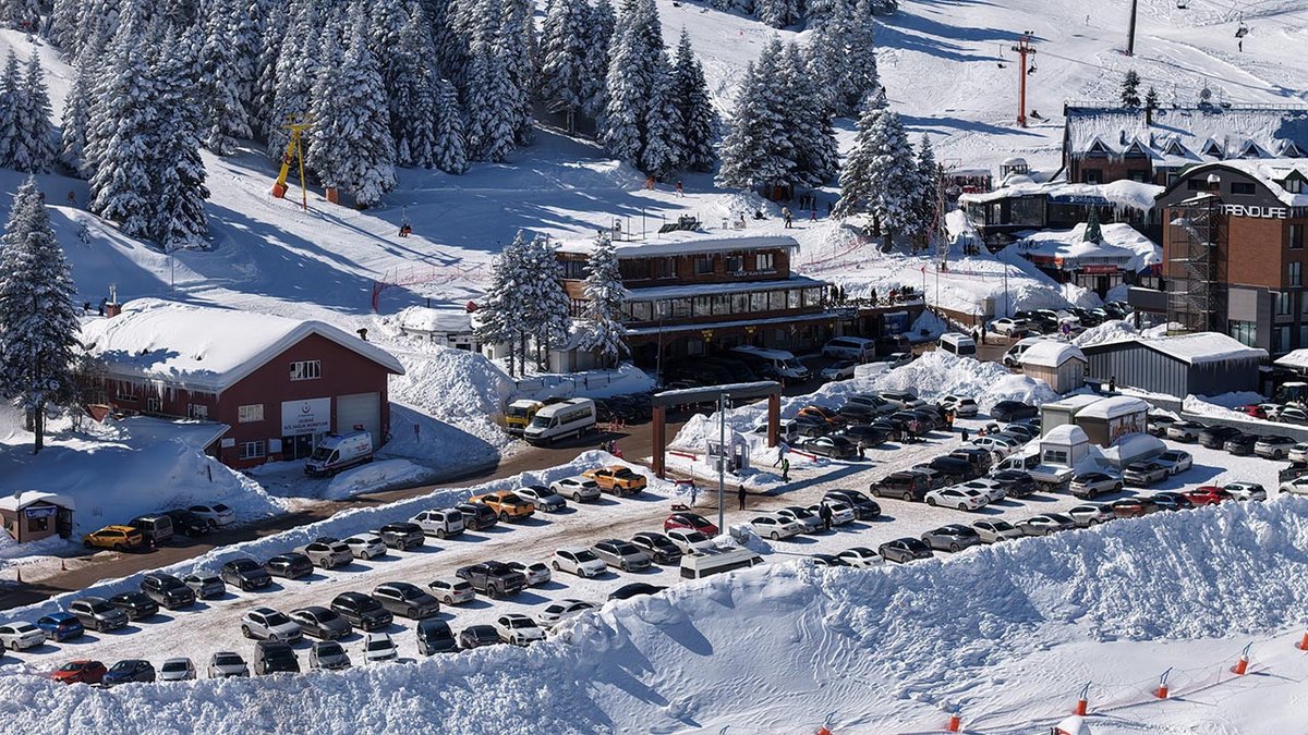 haber3com's tweet image. Türkiye'de kayak tatili denilince ilk akla gelen kış turizm merkezlerinden Uludağ'da, 42 bin TL'ye kadar çıkan konaklama ücretleri, mart ayı itibariyle 7 bin TL'ye kadar geriledi. haber3.com/foto-galeri/ha… #kayak #Uludağ #kışturizmi #kayaktatili #konaklama