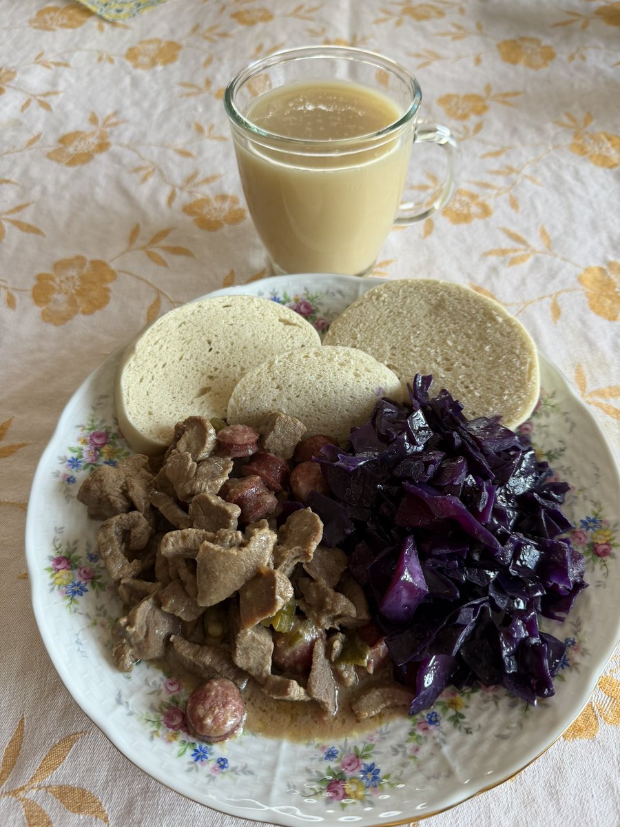 FRD490's tweet image. Lunch
Beef/knacker goulash with yeast dumplings and apple red cabbage. Served with banana juice.
#Yeastdumplings #redcabbage #bananajuice #cookingPMD #cookingFRD