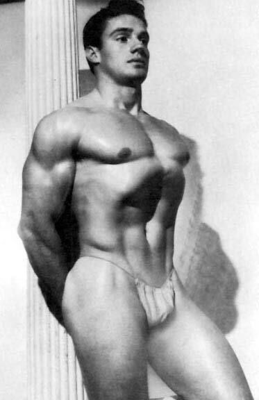 BeefcakePhotos's tweet photo. 👨Carl Campagna
📷Pat Milo
Like and follow for more.
#physiquephotography #vintagemalephotography #posingstrap #malemuscle #homoerotica #beefcake #malebeauty #vintagebeefcake #patmilo #carlcampagna https://t.co/zwSYvOyeoD