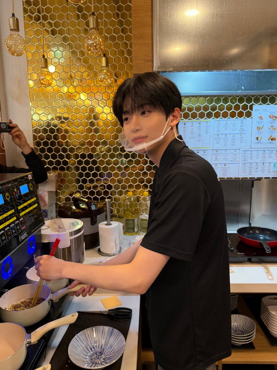 이 미남 알바생 있는 피씨방 가고싶음