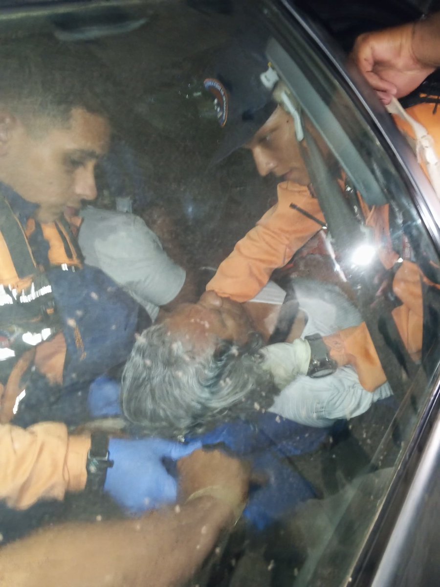 Choque entre vehículos deja una persona lesionada adyacente al paredón en Coro
Fue identificada como Zuly Acosta, de 63 Años, con residencia en urb. Villa La Paz. Ocupación costurera.⁣
Diagnóstico Politraumatizada con posible luxación en la extremidad superior Izquierda