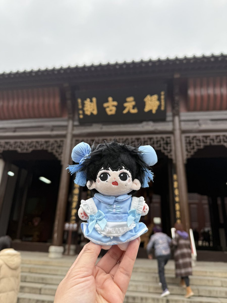 正月里去了径山寺、国清寺、归元寺烧香祈福许愿：哲瀚接英剧美剧欧美大片，哲瀚去中亚和北美开演唱会。两个愿望哪个更容易达成呢？