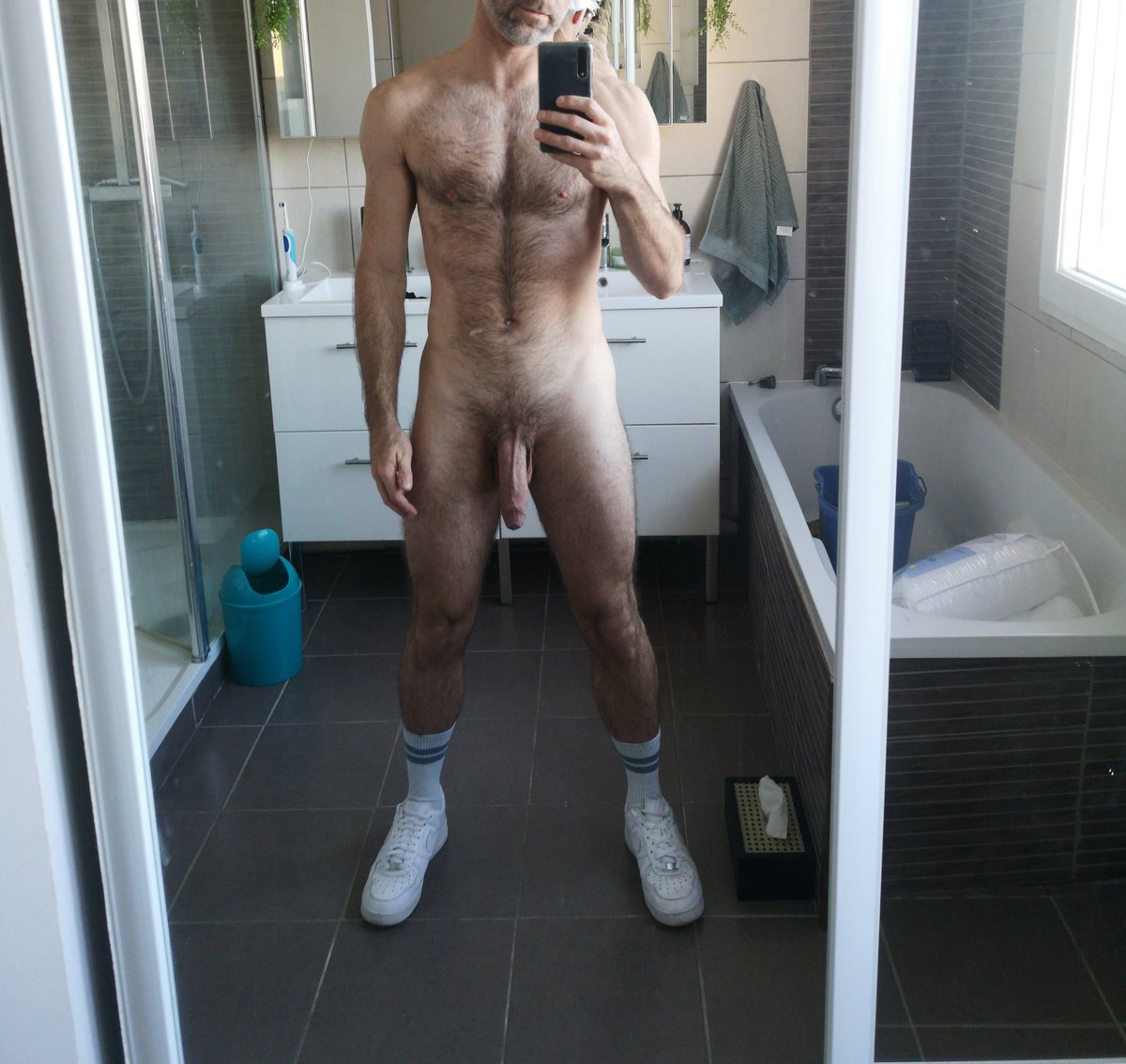 Vive les poils tweet media