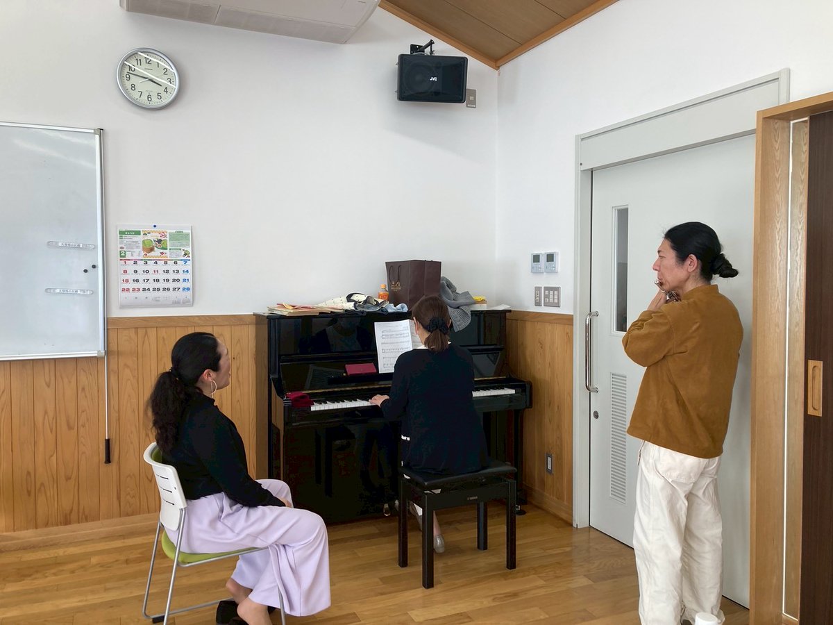 chantons_nous's tweet photo. ˗ˏˋ 🌟稽古〜Day 3〜🌟 ˊˎ˗

今日は稽古で、WSパートで行う工作の試作を行いました✨
何ができるのかは・・・お楽しみに㊙️🎵

その他、歌と楽器の合わせや立ち稽古なども着々と進めていきました😊

（またしても登場！白いものにすっぽり⋯！）

🎺↓お申込みはこちら↓🪇
https://t.co/ABM8U24s8A https://t.co/1Nnsx4hl5p