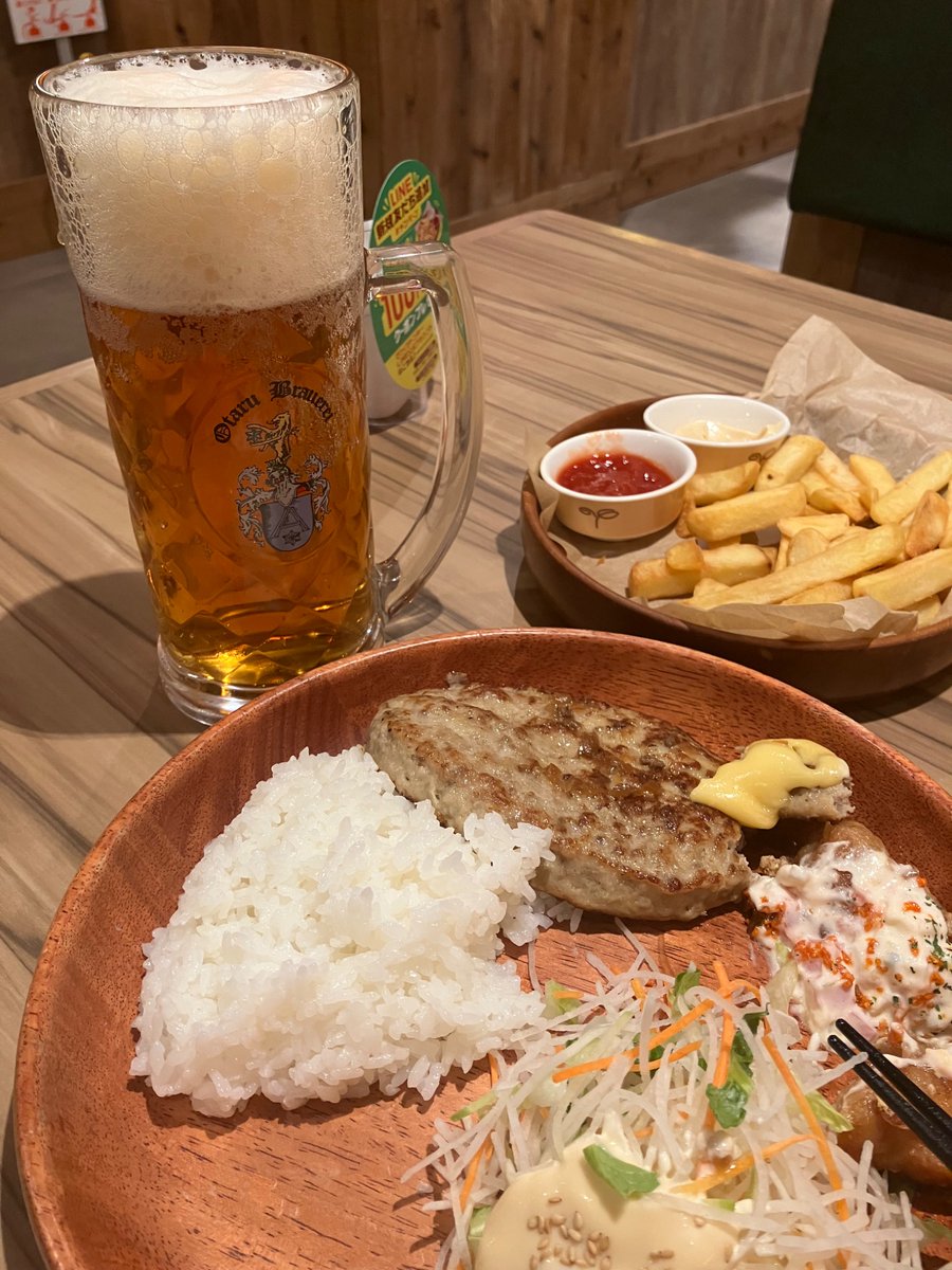 tksakmt's tweet photo. びっくりドンキーのビール🍺は自社醸造のビール！もう少し泡がきめ細かいとめっちゃ美味しそうなのにな。 https://t.co/LB1ZjyL529