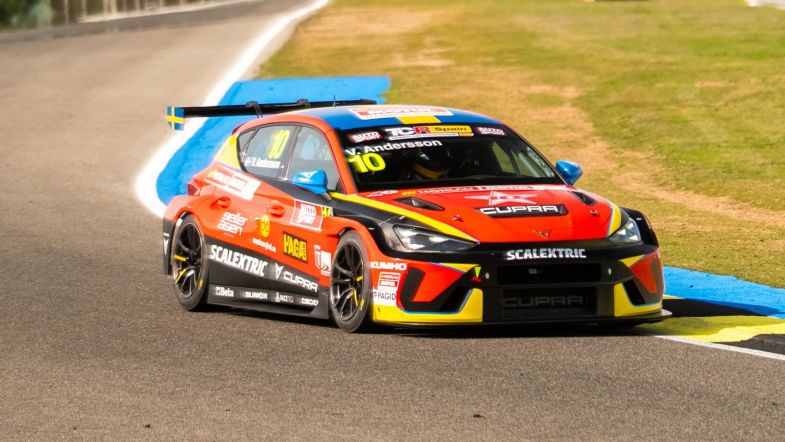 TouringCarTimes's tweet photo. #TCRSpain Viktor Andersson takes comfortable win at Jarama: https://t.co/tuMHvHWCRn https://t.co/FNqDdz84CZ