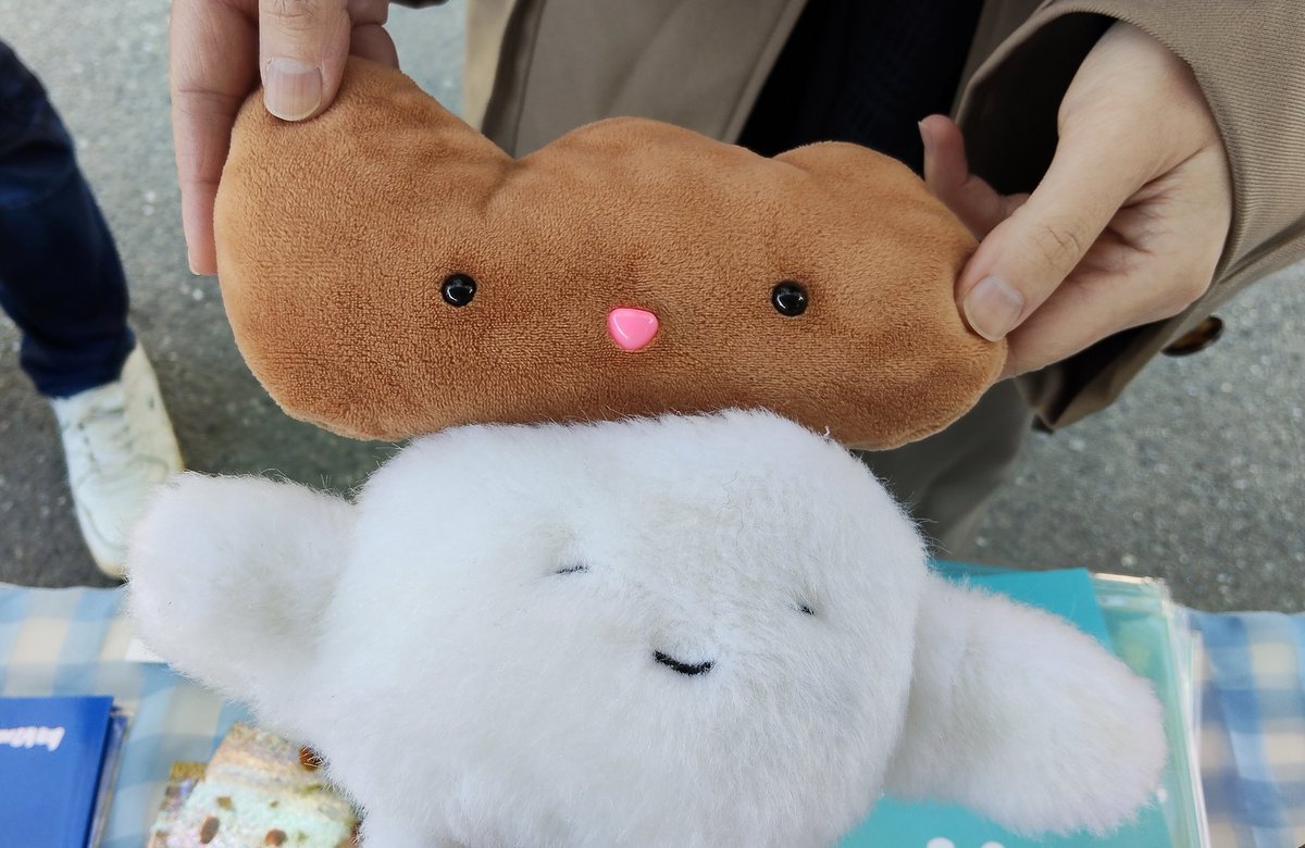 hyanahyu's tweet photo. イベント無事に終わりました！
かきもちくんと楽しく暮らしてる方々との再会や、かきもちくんたちの旅立ちなどいろんな人に会えてとてもうれしかったですー！
会いに来てもらってありがとううございました！
またかわいいものがんばってつくるぞ〜！ https://t.co/vTz4Gr9rVY