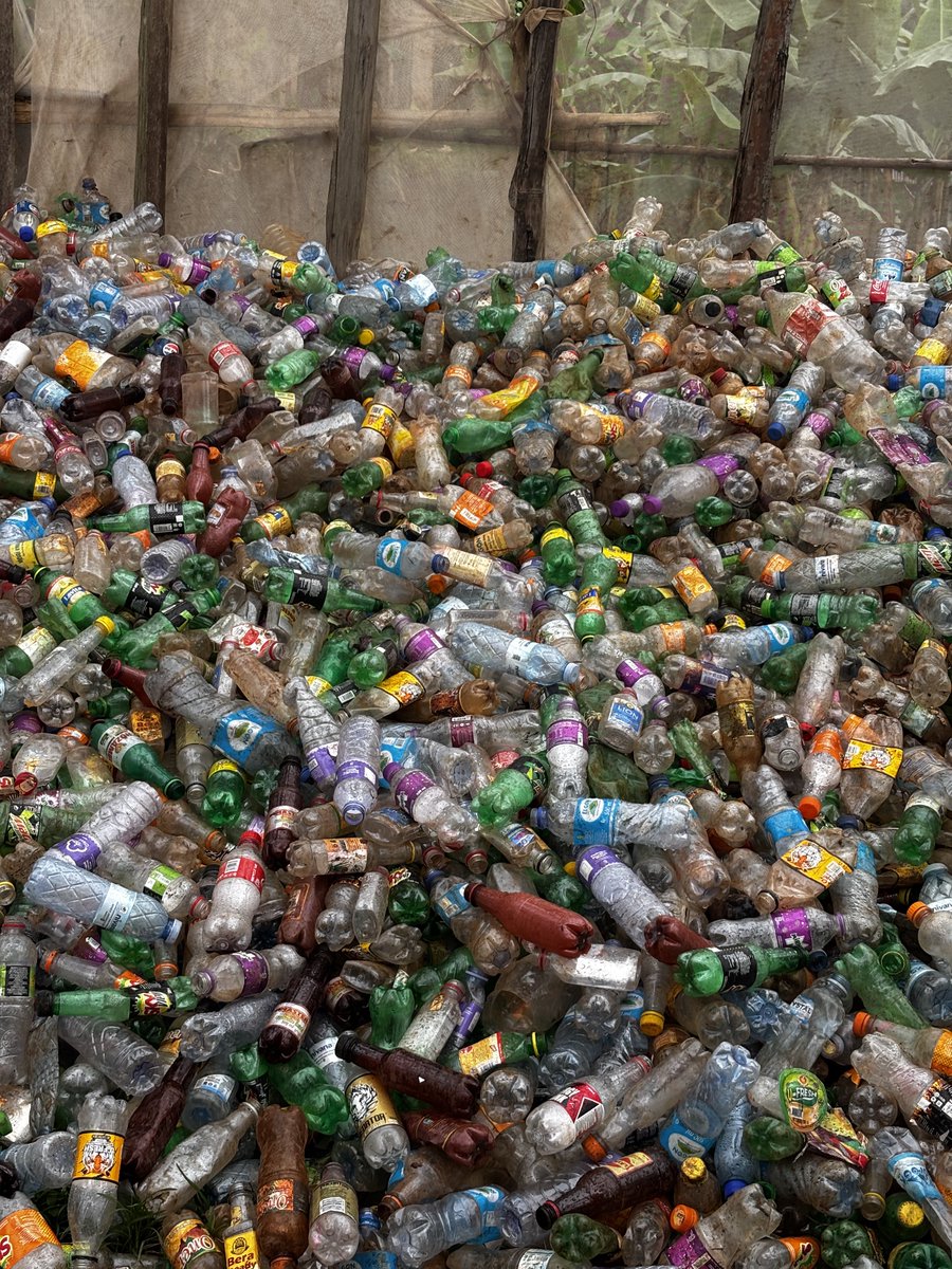 Foundercphs's tweet photo. Well done #Bududa π. If communities can come up with these local solutions. We can solve the plastic crisis! But this alone is not enough! We need to shift from a heavy reliance on plastic to other materials of packaging. Cut it from the source. Putting pressure on communities to recycle when weβre not cutting production is hypocritical.
#Climatechange #ClimateCrisis #change #environmentaljustice