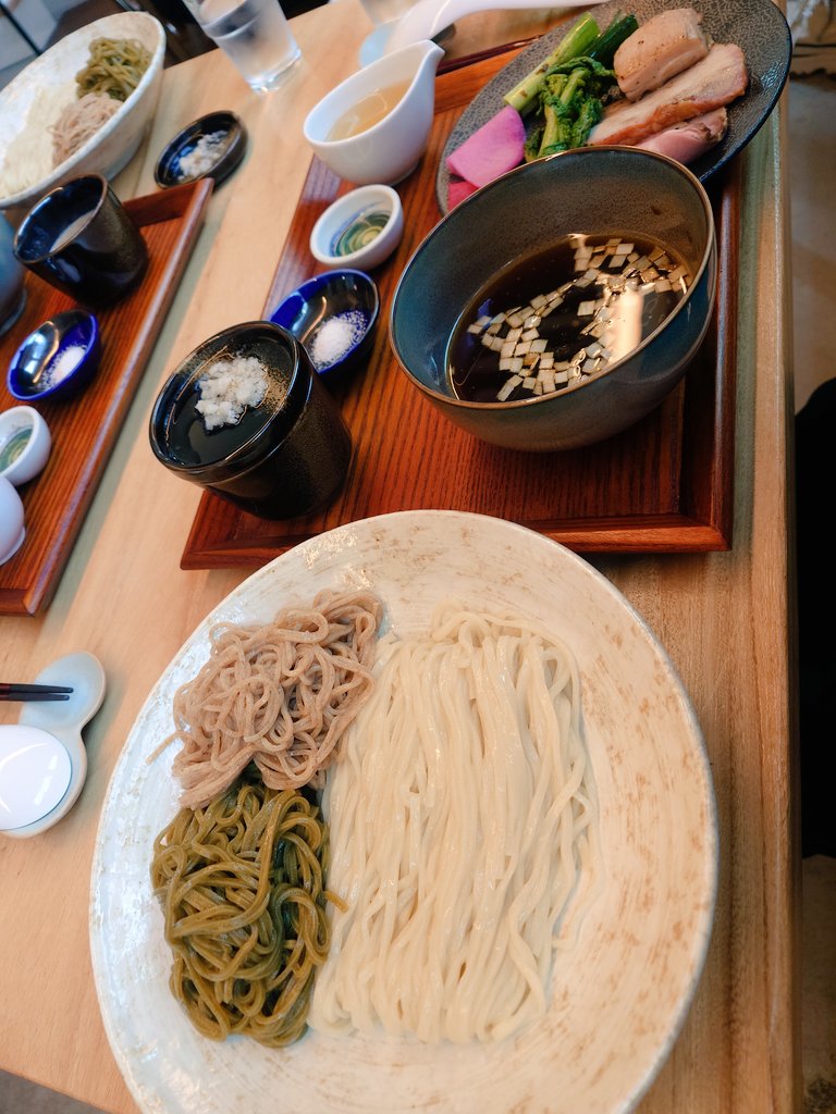 blackswayyy's tweet photo. らの道JAPAN真MAX2026「地鶏と黒豚のつけそば御膳」
らぁ麺とうひち×すずむしみどり
美味しすぎる御膳🫶幸せいっぱいです🖤🖤🖤 https://t.co/8YM1Og6gv9