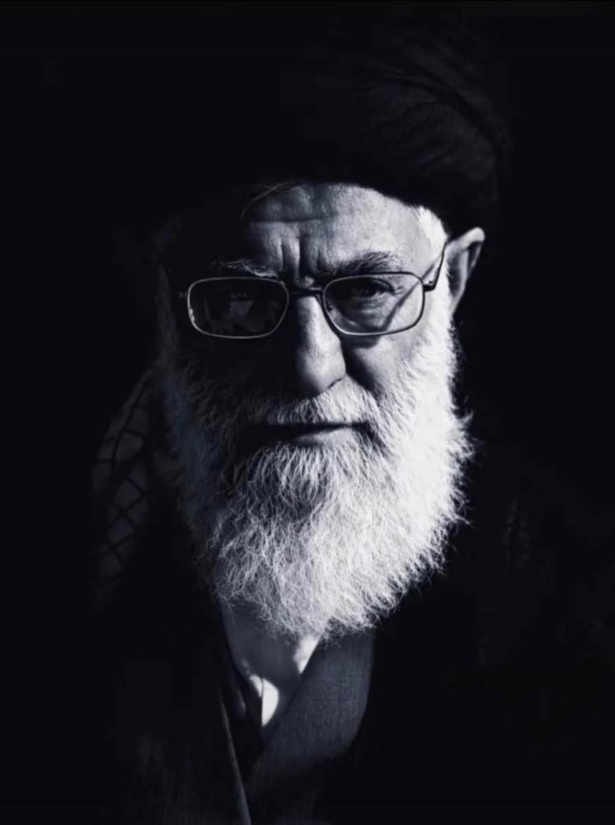 "Canın sağ olsun şehidim Ali Hamaney, ne büyük bir düzen kurdun. 

Tam olarak hangi saatte aramızdan ayrıldığını bilmiyoruz; ama evlatlarının dün 9 süper güçle doğrudan, 40 ülkeyle ise dolaylı olarak karşı karşıya geldiğini çok iyi biliyoruz.  

Çok iyi vurdular. Sensiz savaşmak