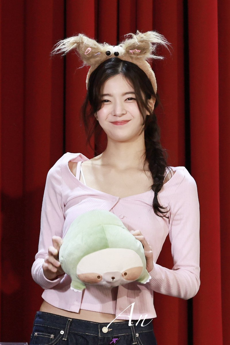 260227 Taipei Fansign
하... 귀여워🩵
진짜 닮았다
#리아 #있지
#Lia #ITZY