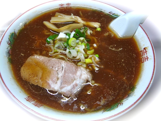 okiteporsche's tweet photo. 留萌に昔あったラーメン屋はほぼ全滅だが、亀ちゃんラーメンは『亀悟朗』という名前で2年半前までやっていた模様。店主亀田功さんが2023年に亡くなられて閉店。自分が子供の頃食べていたラーメンはまさにこの濃い色味と油の多さが特徴だった。旭川ラーメンのルックスに近い
https://t.co/f8dU3Jfqve https://t.co/AzB0tBzY5Q