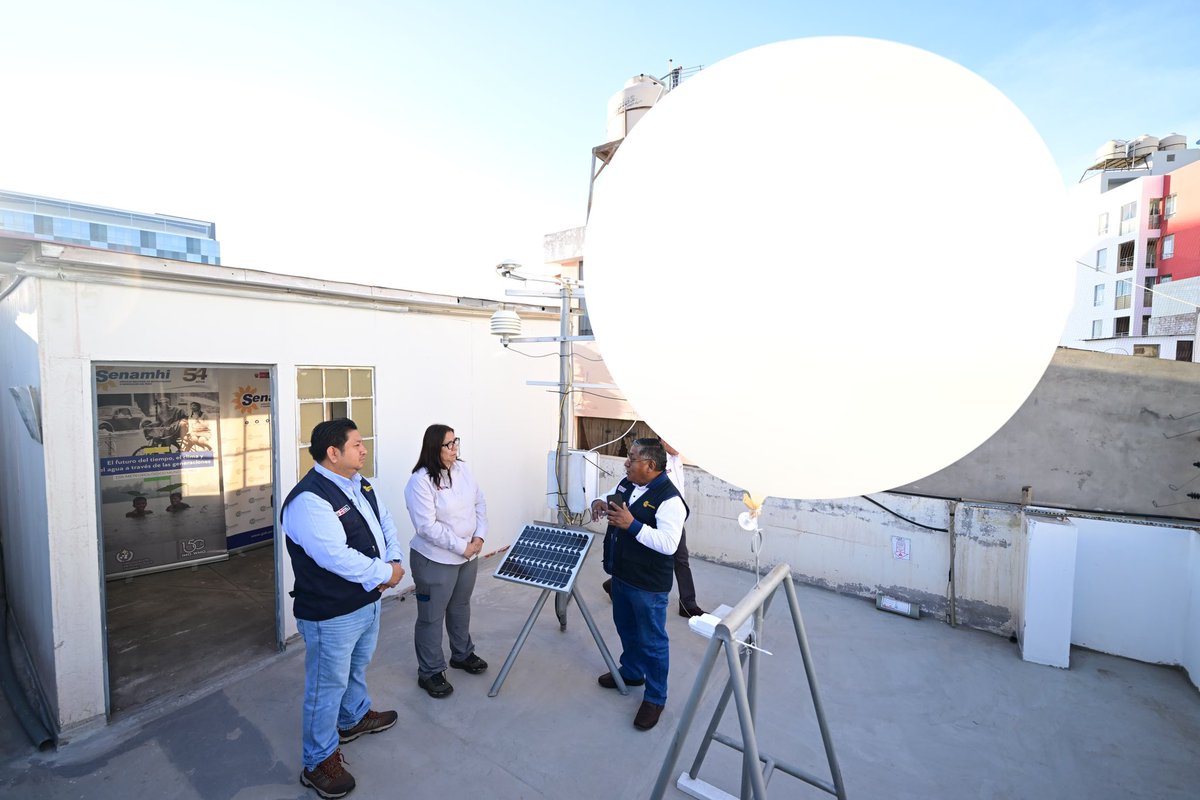 MinamPeru's tweet image. 📍 #Arequipa | Servicio Nacional de Meteorología e Hidrología del Perú

La ministra del Ambiente, Nelly Paredes del Castillo, supervisó el fortalecimiento tecnológico del @Senamhiperu en Arequipa, incluyendo el lanzamiento de una radiosonda para optimizar el monitoreo atmosférico