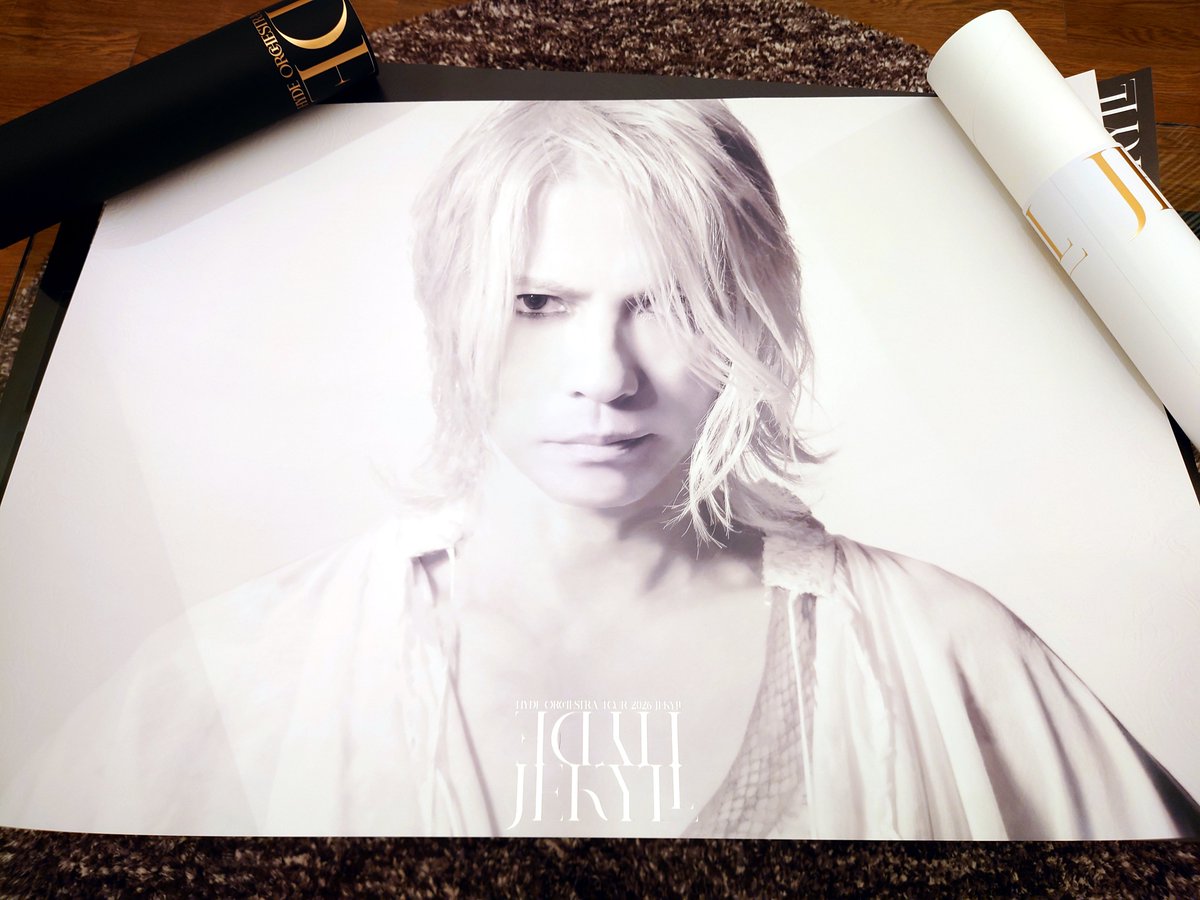 部屋に飾ることないのにHYDEさんの美しさに惹かれてつい買ってしまった