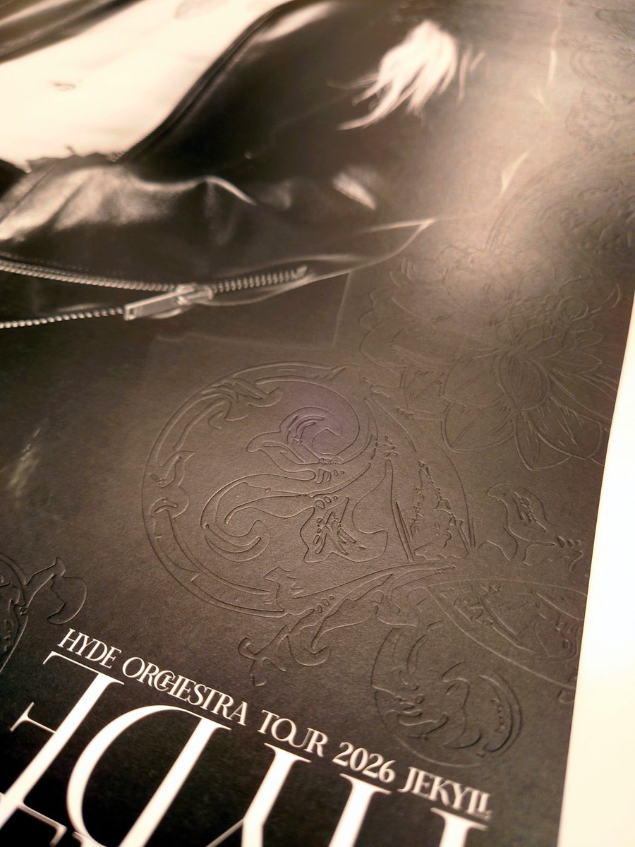 部屋に飾ることないのにHYDEさんの美しさに惹かれてつい買ってしまった