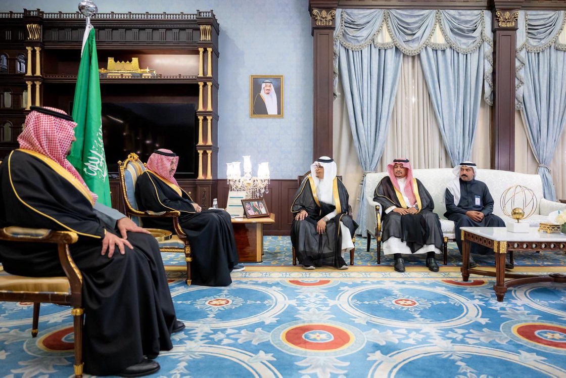 mosgovsa_live's tweet photo. 📸 | سمو الأمير الدكتور حسام بن سعود بن عبدالعزيز أمير منطقة الباحة يستقبل مدير فرع وزارة الرياضة بالمنطقة بندر الغامدي، وعدد من منسوبي الفرع، حيث اطلع على تقرير المنجزات الرياضية في المنطقة لعام 2025 م، وأوضاع أنديتها. https://t.co/6a3oUypk2l