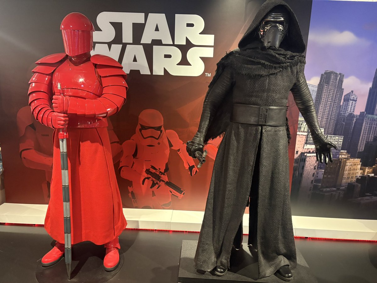 びっくりするぐらいぼーっとしていて乗るはずの電車をCMのように見送った🚃💨
満を持してのSTARWARS ポップアップストアで独りはふはふしながら散財したグッズ達を部屋で愛でる想像してたんだって…
#STARWARS #グローグー