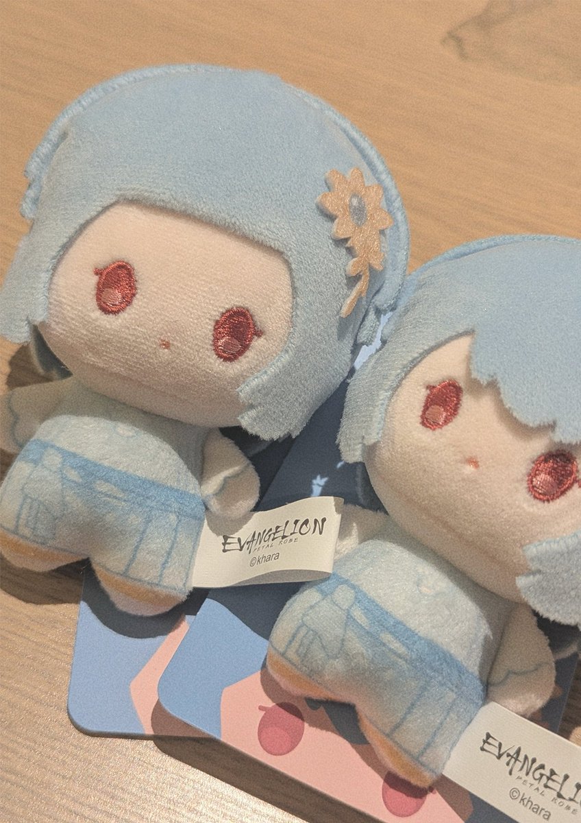 m_ginryoso's tweet photo. 最初は前髪が巻き上がっちゃったのかな？と思ったんですが、パッケージを開けても額の布が引き出せなくて、どうやら接着されてるっぽい。
こういうエラー、逆に新中式の服にもすごく合ってました。

通常のぬいぐるみとの違い： https://t.co/d7XWAXRLmi