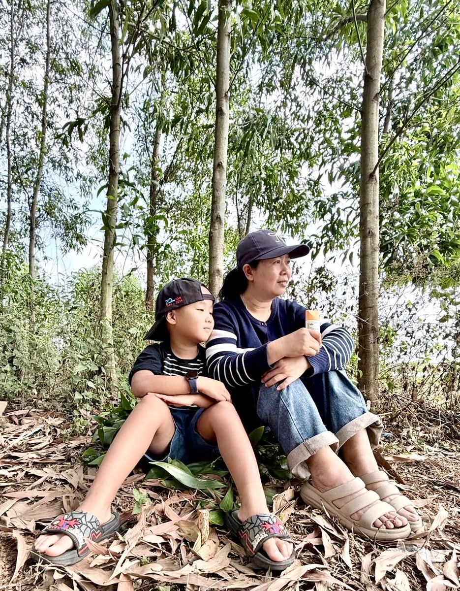 ngochuyen_vt's tweet image. Hôm cả nhà đi #Hồ Đập đá đen - lúc Trưa nắng. 
Nắng chói chang 🔆 2 Mẹ con vẫn tươi roi rói vì đã có trợ thủ "chống Nắng #visante " 🌞