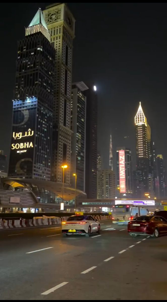 यह महिला भारतीय मीडिया को expose करती हुई नजर आए रही है ।

वह बोल रही है कि भारतीय मीडिया फालतू के TRP के चक्कर में बेबुनियाद ख़बरें चलादे रही है , जैसे दुबई के मरीना में बुर्ज खलीफा building को खाली कराया जा रहा है , यहां बमबारी हो रही है,  ऐसा कुछ नहीं यह जगह safe है,  हम लोगों