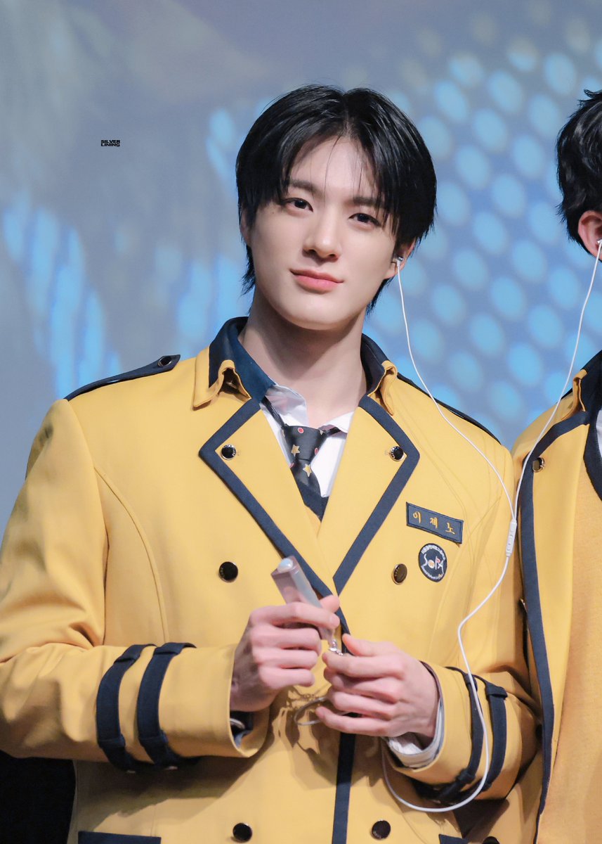 𝐬𝐢𝐥𝐯𝐞𝐫 𝐥𝐢𝐧𝐢𝐧𝐠. tweet media