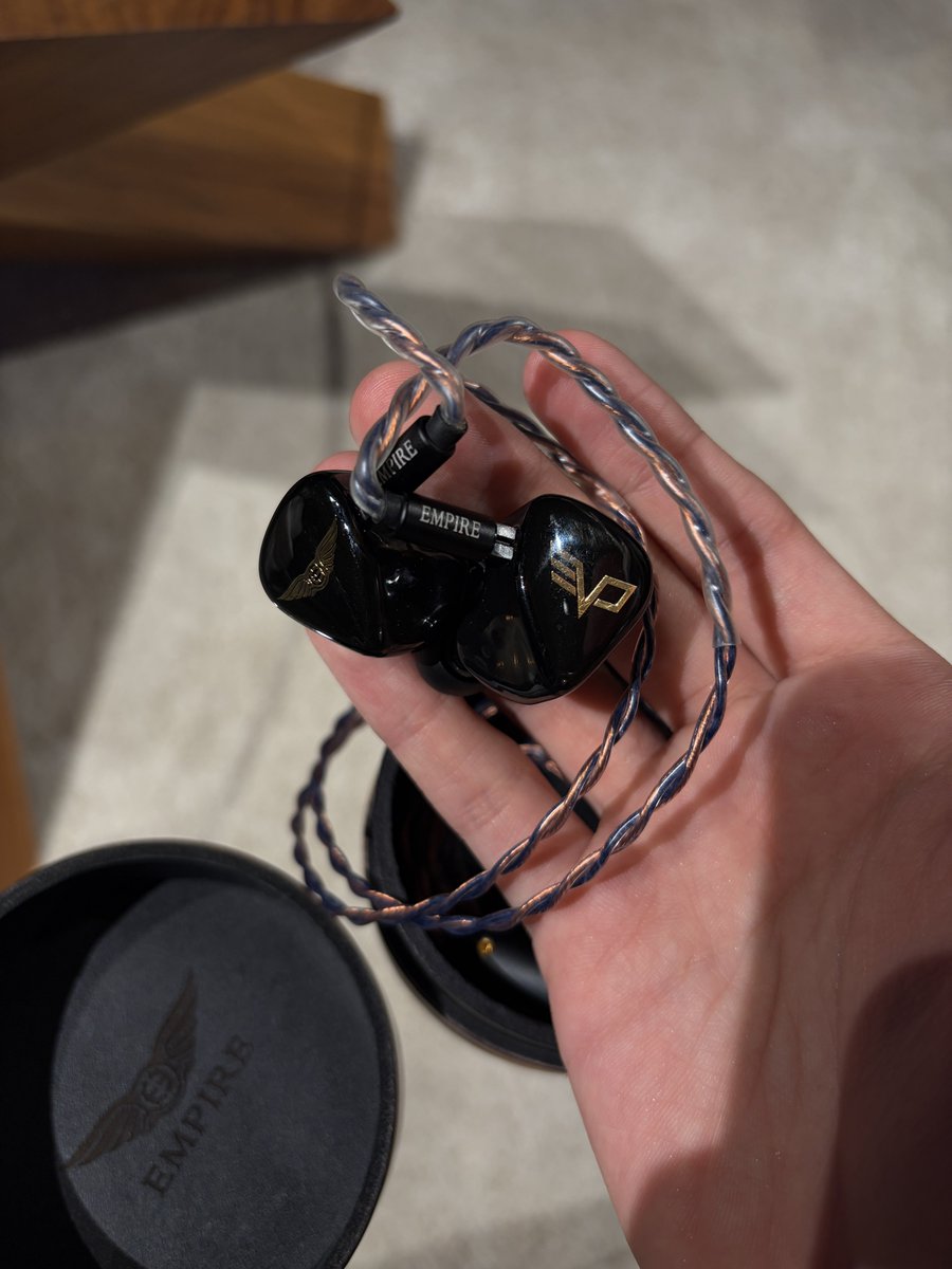 Empire Earsってのはわたしが愛してやまないこのLegend EVOっていう