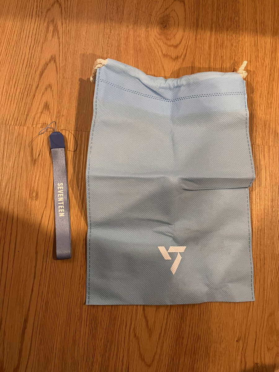 Hi! I'm selling my Seventeen Carat Bong ver. 3.

- Was only used once during Seventeen Right Here Concert.
- No defects
- With pouch and wrist lanyard

#seventeen #lightstick #forsale #caratbong