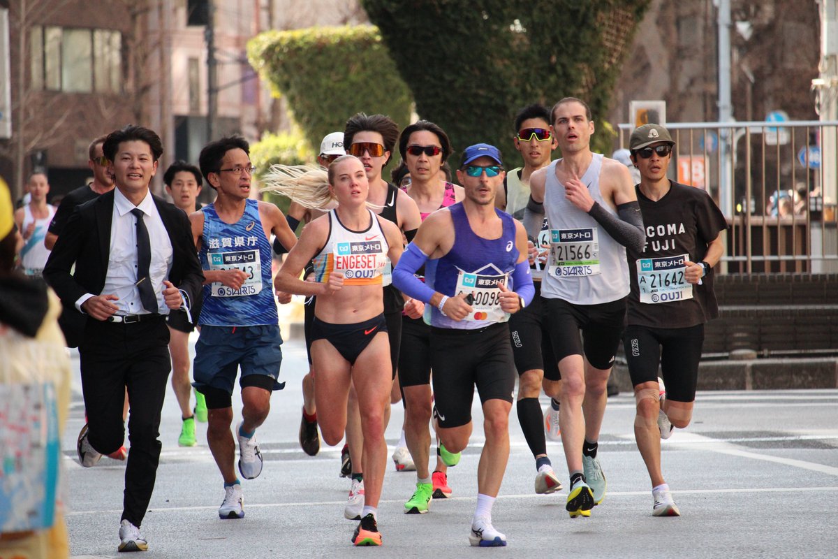 まさか2時間30分台の選手に仮装がいると思わず見逃す所だった。スーツ